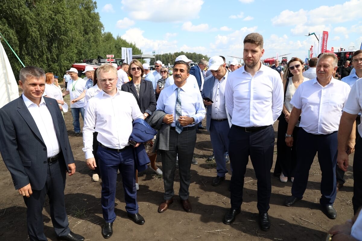 Более 100 производителей и поставщиков из разных регионов России приняли участие в IX межрегиональной выставке «День Уральского поля»