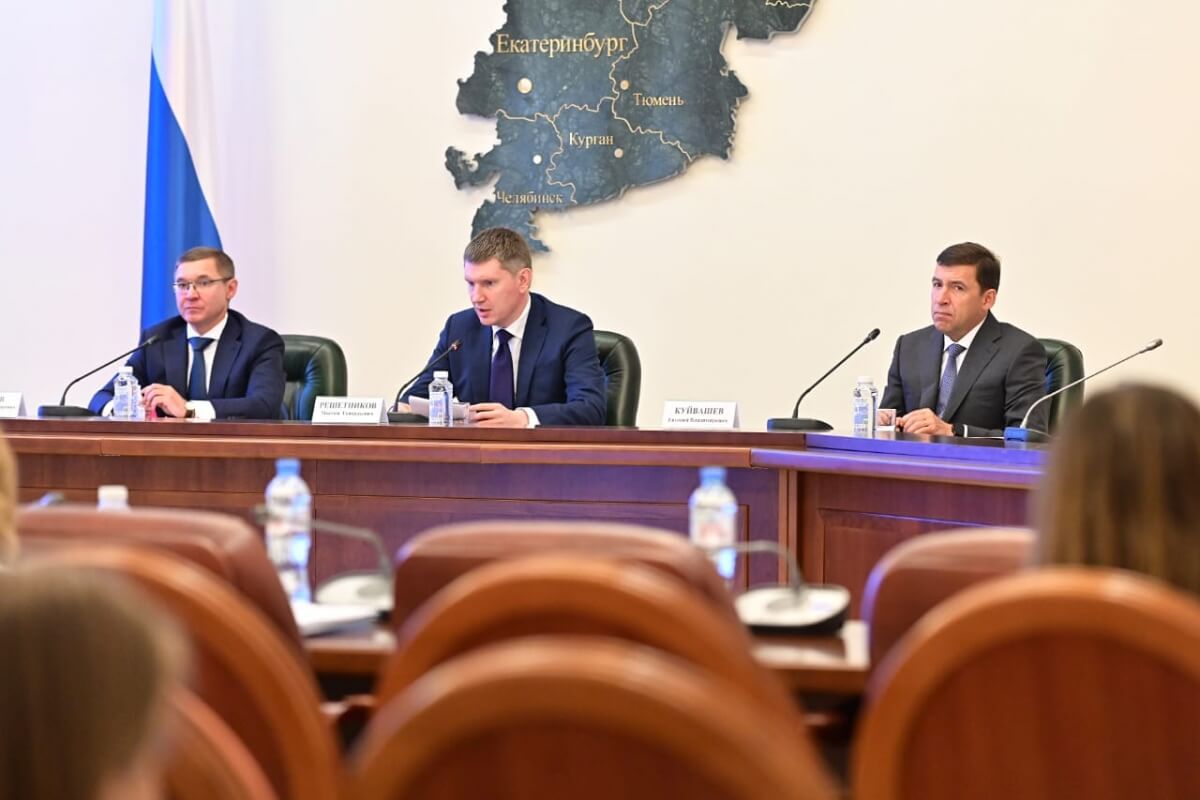 Губернатор принял участие в совещании с министром экономического развития и полномочным представителем Президента России в УрФО